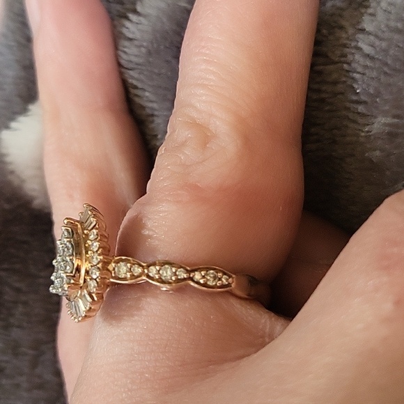 Vera Wang 14 karat gold teardrop cluster baguette sunburst - Picture 2 of 12